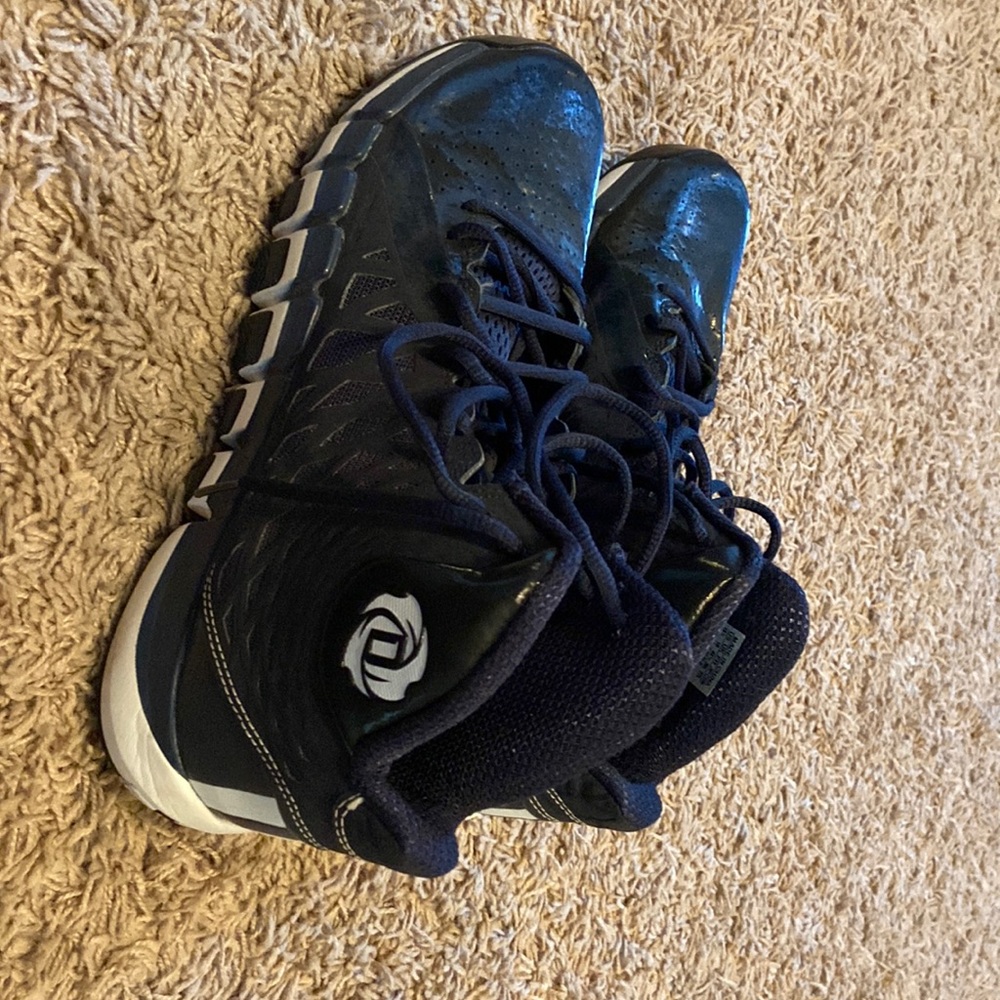 Basketball shoes